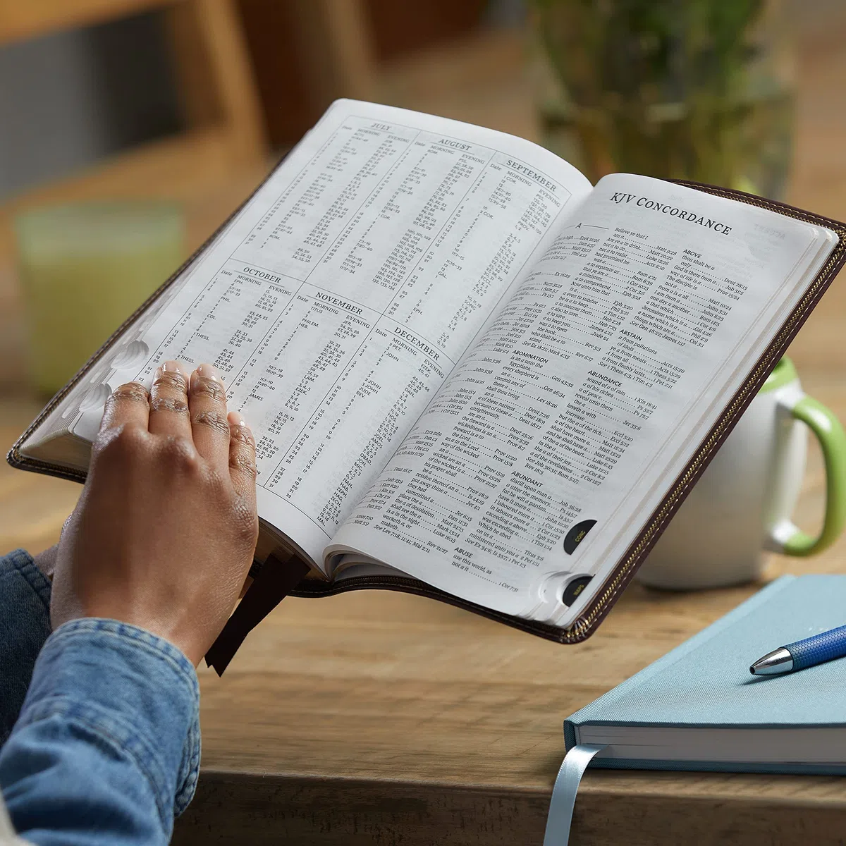The Holy Bible: King James Version, Burgundy Bonded Leather, Personal Size Giant Print Reference Bible: Red Letter Edition