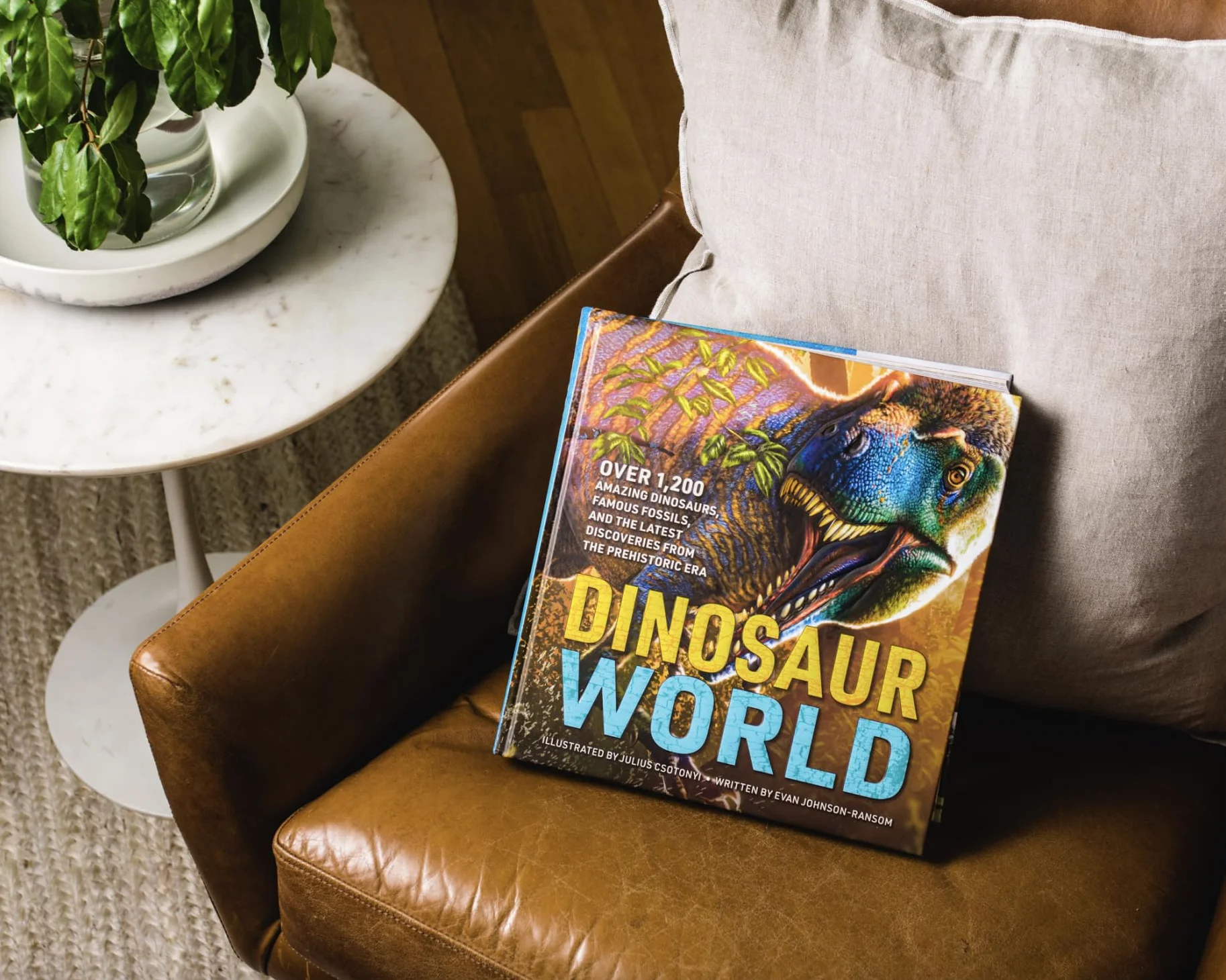 Dinosaur World: Over 1,200 Amazing Dinosaurs, Famous Fossils, and the Latest Discoveries from the Prehistoric Era